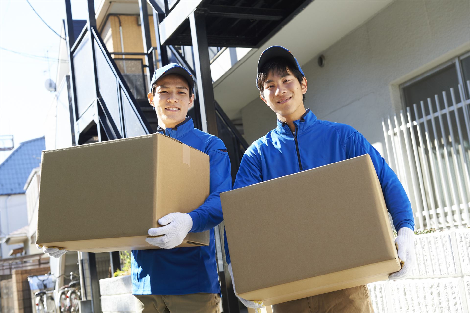 荷物を運ぶ男性スタッフ