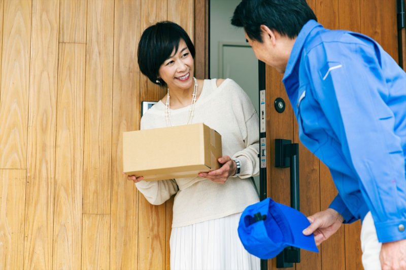 配達する男性スタッフ